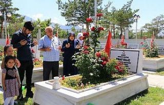 Şehitlikte arife günü hüzünlü buluşma