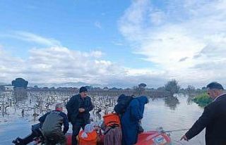 Selde mahsur kalan 10 kişi AFAD ekiplerince botla...