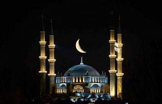 Selimiye’nin üzerinde hilal büyüledi
