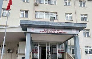 Serik’te hasta yakınları doktor ve hemşireye...