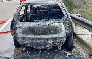 Seyir halinde otomobil alev aldı: 2 yaralı