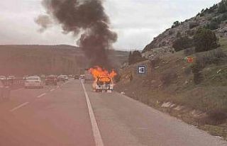 Seyir halindeki araç bir anda alev aldı