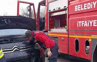 Seyir halindeki minibüste yangın paniği