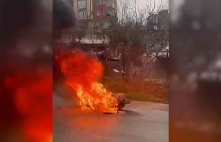 Seyir halindeki motosiklet yandı