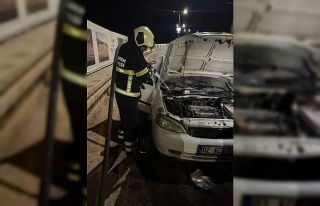 Seyir halindeki otomobil alev aldı