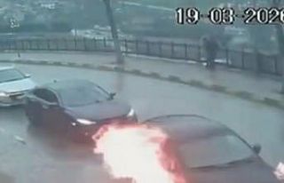 Seyir halindeki otomobil alev topuna döndü