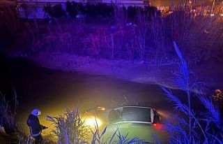 Seyir halindeki otomobil dereye uçtu, sürücü yaralandı