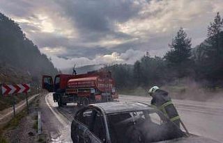 Seyir halindeyken yanan araç kullanılmaz hale geldi