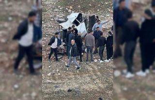 Siirt’te devrilen otomobil hurdaya döndü: 3 ağır...