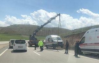 Siirt’te hasta taşıyan ambulans devrildi