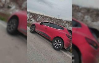 Siirt’te kontrolden çıkan araç askıda kaldı