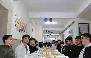 Siirt’te öğrenciler ve öğretmenler iftar sofrasında...