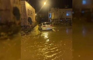 Siirt’te sağanakta göle dönen yollarda araçlar...