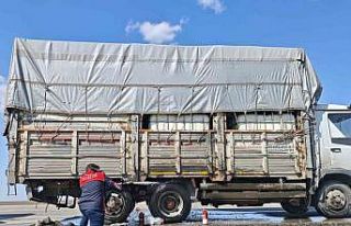 Sıkışan balata kamyonun lastiğini yaktı