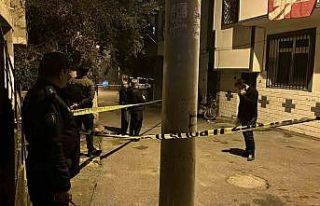 Silahlı kavgada evinin önünde duran genç kadın...