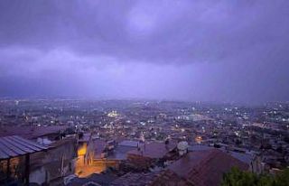 Şimşeklerin geceyi aydınlattığı Hatay’da dolu...