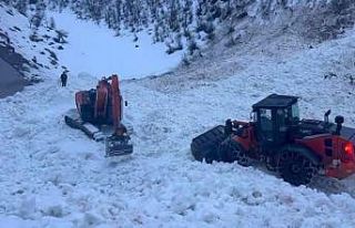 Şırnak’ta ekipler, çığ nedeni ile kapanan köy...