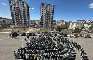 Sivas’ta 302 genç aynı anda Kuran-ı Kerim’i...