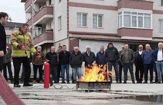 Şoförler yangın tüpü ile yangını söndürdü