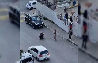 Sokak ortasında karısını dövdü, okuldaki çocuklar...