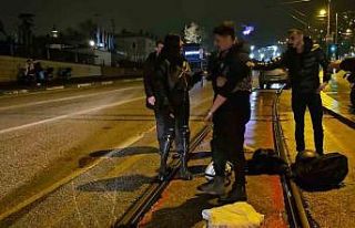 Su birikintisine giren motosikletli yere kapaklandı