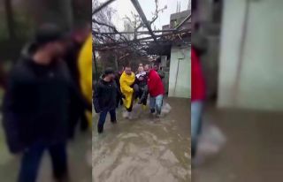 Suların yükseldiği evinde mahsur kalan felçli...