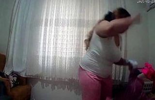 Şüphe üzerine evine kurduğu kamerayı izleyince...