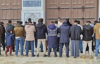 Suriye’de camileri dolduran Müslümanlar bayram...