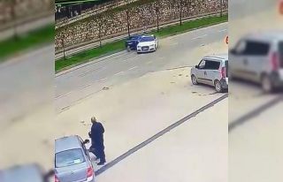 Sürücüsüz araç trafiğe çıktı, kaza böyle...