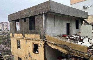 Tahliye edilen bina yağışlara dayanamayarak çöktü