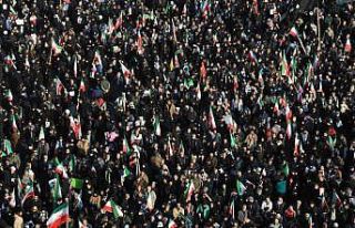 Tahran’da on binlerce kişi yeni dini lider Mücteba...