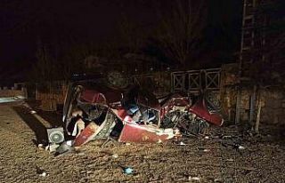 Takla atan otomobil hurdaya döndü, 2 kişi ağır...