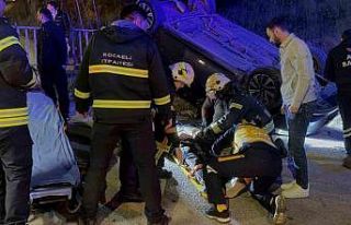 Takla atan otomobilde 2 kişi yaralandı, diğer sürücü...