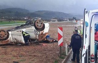 Takla atan otomobildeki 2 kişi yaralandı