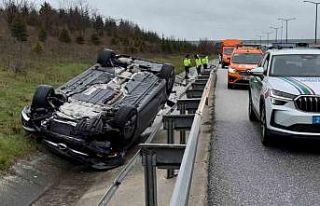 Takla atan otomobilden yara almadan kurtuldular
