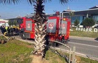 Taksi bariyerlere çarpıp takla attı: 2 yaralı