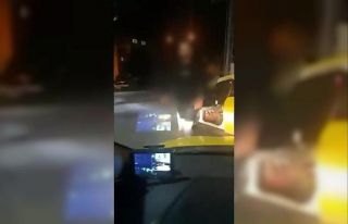 Taksici, meslektaşının önünü kesip tehdit etti