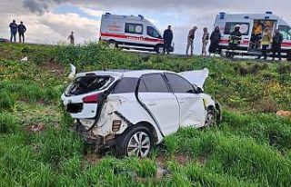 Tarlaya uçarak hurdaya dönen otomobildeki 2 kişi...