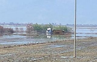 Taşkın sularında yan mahsur kalan tır sürücüsünü...