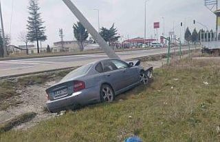 Tavşanlı’da otomobil elektrik direğine çarptı:...