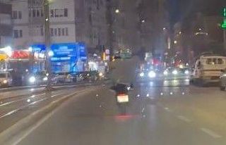 Tek teker kaldıran motosikletli trafiği böyle tehlikeye...