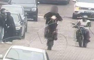 Tek teker üzerinde motosiklet kullanan sürücüye...