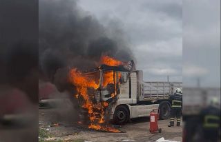 Tekirdağ’da park halindeki tır alev alev yandı