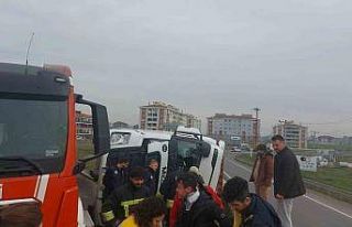 Tekirdağ’da virajı alamayan tır devrildi