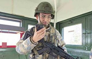 Telefondan annesiyle bayramlaşan Mehmetçik’in...