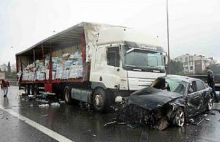 TEM’de 6 araç birbirine girdi: Tırda yüklü sular...