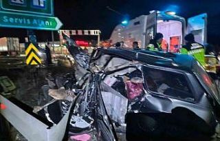 TEM’de bariyere çarpan otomobil parçalandı: 2...