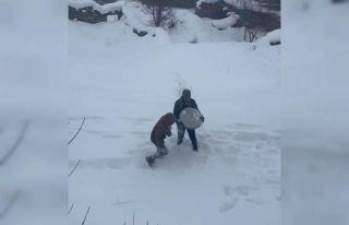 Tepsiyle kayarken havaya attı, kardeşinin başına...