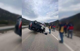 Ters dönen araçtan sağ kurtuldu