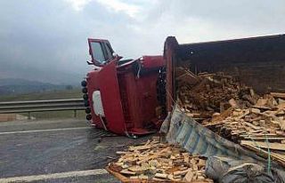 Tır devrildi: Bursa yolu ulaşıma kapandı